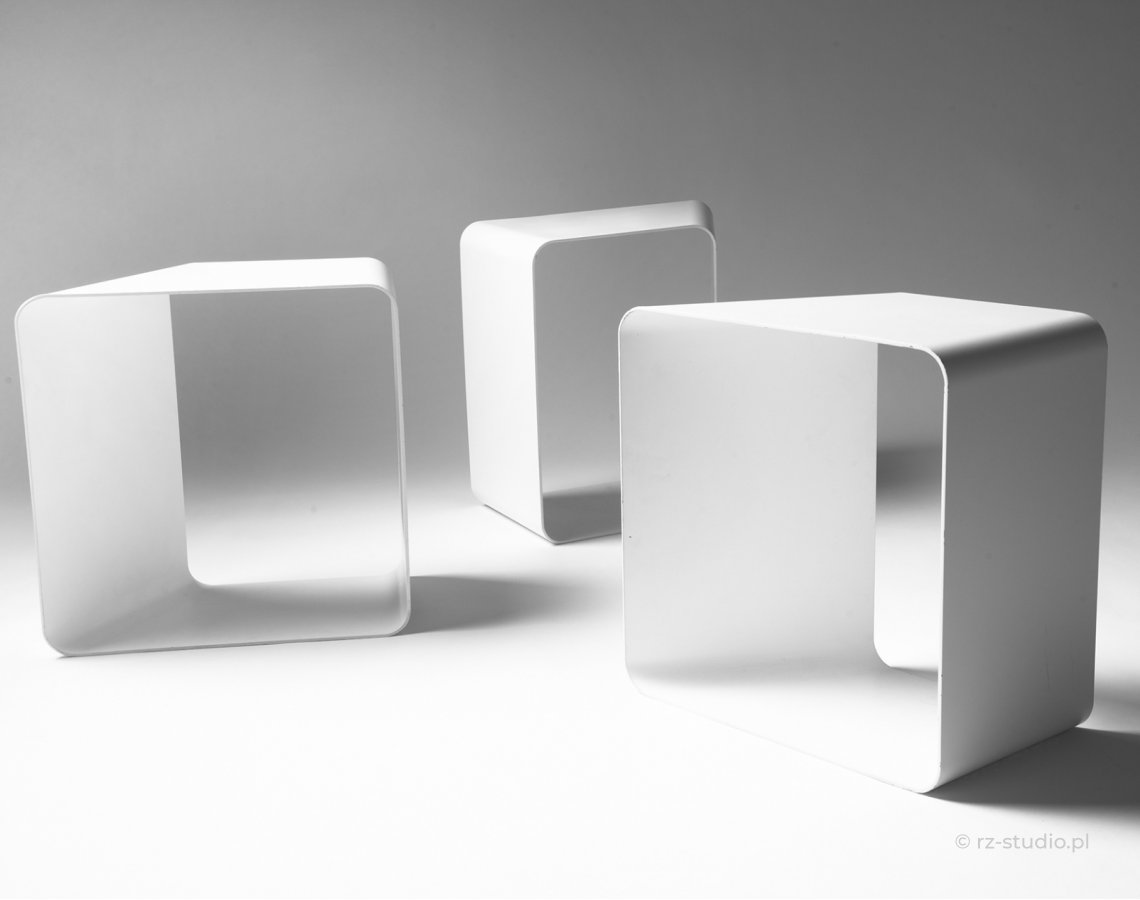 Zdjęcie produktowe białych stolików na białym tle