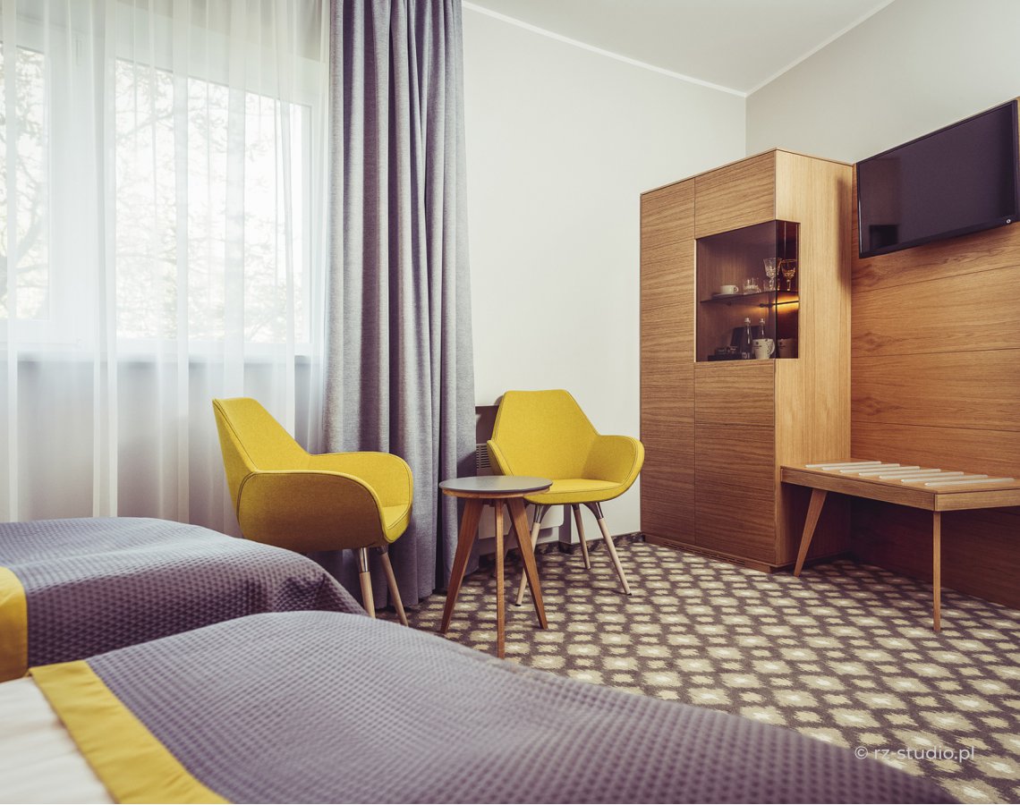 Fotografia biznesowa nowoczesnego, eleganckiego pokoju hotelowego